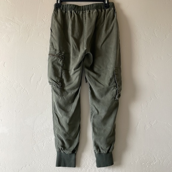 Young fabulous & broke - Picture 3 of 7